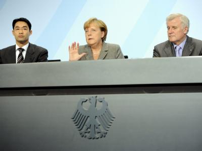 Bundeskanzlerin Merkel, CSU-Chef Seehofer (r) und der FDP-Vorsitzende Rösler (l) erläutern im Bundeskanzleramt die Ergebnisse ihres Spitzentreffens. Foto: Maurizio Gambarini Koalitionsgipfel
