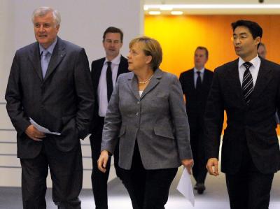 Bundeskanzlerin Merkel, der bayerische Ministerpräsident Seehofer und Wirtschaftsminister Rösler nach dem Treffen der Koalitionsspitzen. Foto: Maurizio Gambarini Koalitionsgipfel