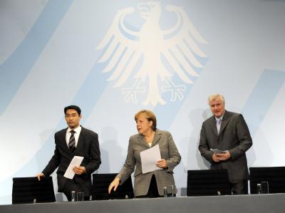 Philipp Rösler, Angela Merkel und Horst Seehofer im Bundeskanzleramt: Das Spitzentreffen hat endete mit einer Kompromisslösung. Foto: Maurizio Gambarini Koalitionsgipfel