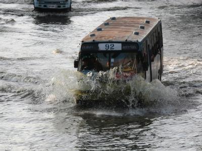 Ein Bus kämpft sich durch die Fluten im Lat Phrao-Distrikt in Bangkok. Foto: Narong Sangnak Hochwasser in bangkok
