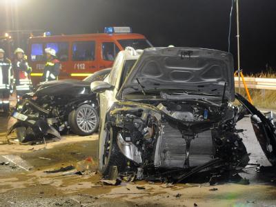 Rettungskräfte nach dem Unfall an der Unglücksstelle bei Niedernhausen auf der Autobahn A3 Frankfurt-Köln. Foto:Jürgen Mahnke Geisterfahrer-Unfall