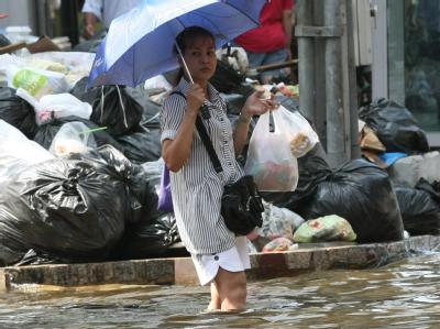 Neben den Wassermassen werden in Bangkok nun auch die Müllberge zum Problem. Foto: Narong Sangnak Müllberge