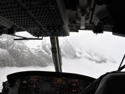Mit einem Helikopter suchen Rettungskräfte nach zwei Bergsteigern, die seit Tagen am Montblanc vermisst werden. Foto: Marcoz Enrico Unwetter verhindern Rettung am Montblanc