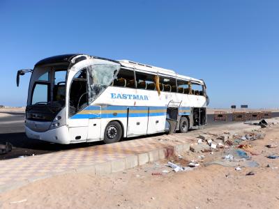 Ein Urlaub am Roten Meer hat für elf Ungarn ein tödliches Ende genommen. Auf dem Weg vom Hotel zum Flughafen überschlug sich der Bus der Reisegruppe, weil der Fahrer die Kontrolle über sein Fahrzeug verlor. Foto: Tamas Kovacs Tote nach Unfall von Touristen-Bus in Ägypten