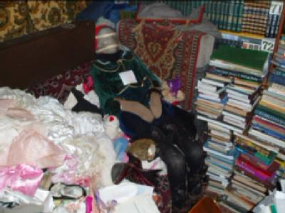 Das Standbild aus einem Polizei-Video zeigt eine Puppe in der Wohnung eines Grabschänders in Nischni Nowgorod. Foto: Polizei Puppe