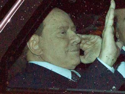 Der von Skandalen verfolgte italienische Regierungschef Berlusconi wirft das Handtuch. Aber vor seinem Rücktritt soll noch ein Reformgesetz für mehr Wachstum gebilligt werden. Das hat Berlusconi der EU versprochen. Archivfoto: Claudio Peri Berlusconi