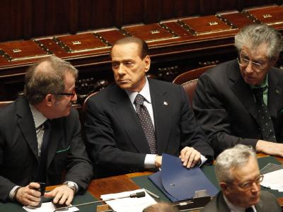 Von seinen Ministern umgeben - aber wie lange noch? Italiens Regierungschef Silvio Berlusconi (M.) hat keine Parlamentsmehrheit mehr. Foto: Alessandro di Meo Berlusconi