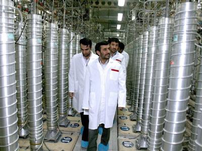 Mahmud Ahmadinedschad beim Besuch der Urananreicherungsanlage in Natans. Foto: Iran's Presidency Office Atomanlage im Iran