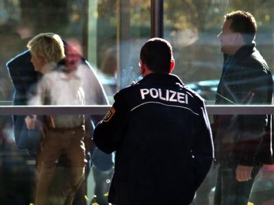 Polizisten führen die im Heilbronner Polizistenmord verdächtige 36-Jährige aus einem Gebäude der Staatsanwaltschaft Zwickau. Foto: Jan Woitas Heilbronner Polizistenmord