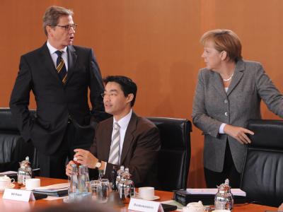 Bundeskanzlerin Angela Merkel (CDU) und Außenminister Guido Westerwelle (FDP) zu Beginn der Kabinettssitzung. Im Vordergrund Bundeswirtschaftsminister und Vizekanzler Philipp Rösler (FDP). Foto: Rainer Jensen Kabinett