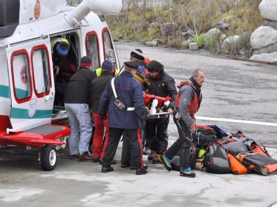 Rückkehr vom Montblanc: Die Opfer des Bergunglücks werden in den italienischen Alpenort Courmayeur gebracht. Foto: Thierry Pronesti Rückkehr vom Montblanc
