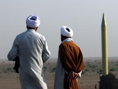 Iranische Geistliche schauen auf die erste vom Iran modifizierte Kurzstreckenrakete Shahab-1: Der iranische Religionsführer Chamenei droht unverhohlen mit Vergeltungsschlägen, falls sein Land angegriffen werden sollte. Der Atomstreit spitzt sich zu. Archi Iran droht Westen mit «eiserner Faust»