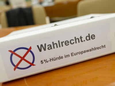Ein Aktenordner liegt im Bundesverfassungsgericht auf einem Tisch. Das Bundesverfassungsgericht hat die Fünf-Prozent-Klausel bei Europawahlen für verfassungswidrig erklärt. Foto: Uwe Anspach Bundesverfassungsgericht