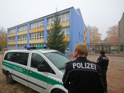 Am Gymnasium im Harzstädtchen Ballenstedt herrscht Großalarm. Foto: Matthias Bein Schülerin legt Brand im Gymnasium