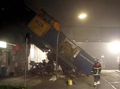 Eine Diesellok liegt in Hamburg auf der Straße. Foto: Ulrich Perrey Diesellok entgleist