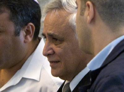 Jetzt ist das Urteil endgültig. Der frühere israelische Staatschef Katsav muss als Sexualstraftäter sieben Jahre ins Gefängnis. Damit kommt erstmals ein israelischer Ex-Präsident hinter Gitter. Foto: Jim Hollander Katsav
