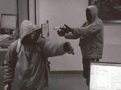 Das Bild einer Überwachungskamera zeigt die Täter bei einem Bankraub am 07.09.2011 in Arnstadt. Die Leichen der beiden Männer wurden am 04.11.2011 in einem ausgebrannten Wohnmobil in Eisenach entdeckt. Foto: Polizeidirektion Gotha Bankraub