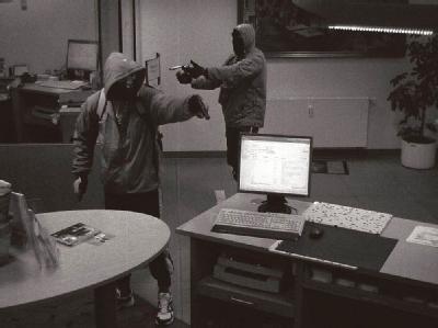 Das Bild einer Überwachungskamera zeigt die Täter bei einem Bankraub am 7. September 2011 in Arnstadt. Foto: Polizeidirektion Gotha Bankraub in Arnstadt