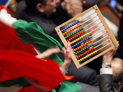 Ein Abacus und italiensiche Flaggen sind im italienischen Parlament nach einer erfolgreichen Vertrauensabstimmung für Berlusconi zu sehen. Archivfoto: Alessandro Di Meo Italienischer Senat stimmt für Reformpaket