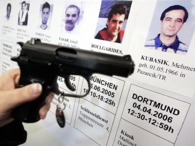 Eine Bilderwand mit den Porträts der Opfer im Polizeipräsidium in Dortmund. Archivfoto: Bernd Thissen Opfer