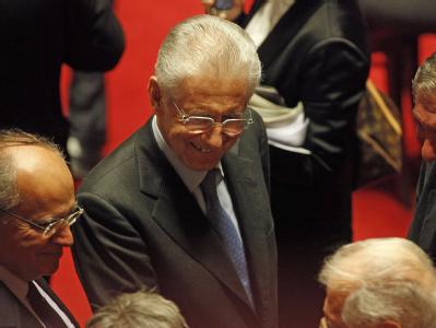 Mario Monti (M) wird von den Senatoren im Parlament begrüßt. Foto: Alessandro di Meo Abstimmung im italienischen Senat