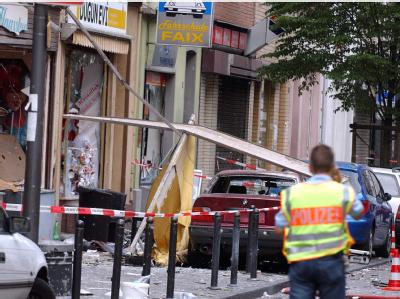 Ein Polizist sichert am 09.06.2004 in Köln die Spuren einer Explosion in einer Wohnstraße. Archivfoto: Federico Gambarini Explosion in Köln