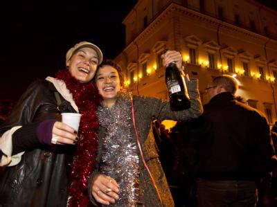 Italiener feiern vor dem Präsidentenpalast den Rücktritt Berlusconis. Foto: Massimo Percossi Jubel über Berlusconi-Rücktritt