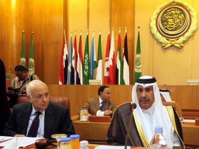 Der Generalsekretär der Arabischen Liga, Nabil Alarab (l) und Katars Außenminister Hamad bin Jasim beim Krisen-Treffen zur Lage in Syrien. Foto: Khaled Elfiqi Außenminister-Treffen der Arabischen Liga