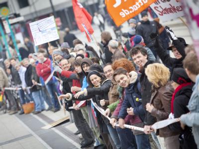Demonstranten bilden in Frankfurt am Main eine Menschenkette rund um das Bankenviertel. Foto: Frank Rumpenhorst Aktion 'Banken in die Schranken'