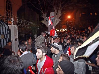 Assad- Anhänger protestieren gegen den Beschluss der Arabischen Liga, Syrien von zukünftigen Treffen auszuschließen, vor der Botschaft von Katar in Damaskus. Foto: Youssef Badawi Protest von Assad-Anhängern