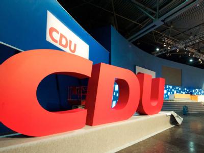 Ein übergroßes Logo der CDU bildet die Kulisse für den Bundesparteitag in Leipzig. Foto: Peter Endig Parteitagskulisse