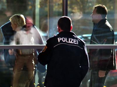 Polizisten führen die 36-jährige Beate Z. aus einem Gebäude der Staatsanwaltschaft Zwickau. Foto: Jan Woitas Beate Zschäpe