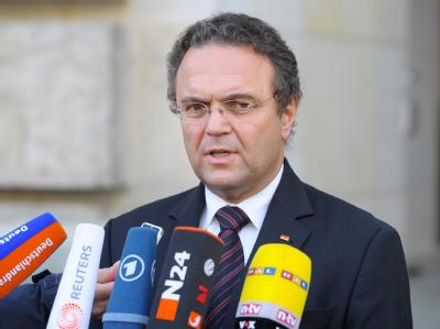 Bundesinnenminister Hans-Peter Friedrich (CSU) will gefährliche Neonazis in einem neuen Zentralregister erfassen. Foto: Soeren Stache Innenminister Friedrich