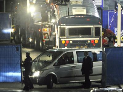 Nach dem tödlichen Anschlag von Arid Uka auf zwei US-Soldaten am Frankfurter Flughafen am 02.03.2011 werden die Leichen der Opfer abtransportiert. Foto: Boris Roessler Mordprozess gegen Flughafenattentäter