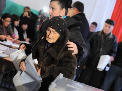 Eine alte Frau steht in Tskhinvali in Südossetien an der Wahlurne. Foto: Aleshkovsky Mitya Südossetien wählt