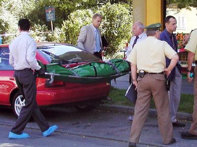 Mitarbeiter eines Bestattungsunternehmens transportieren am 29.08.2001 im Münchner Vorort Ramersdorf die Leiche eines ermordeten 38-jährigen Mannes ab. Archivfoto: Reinhard Kurzendörfer Verunsicherung über Neonazi-Terror