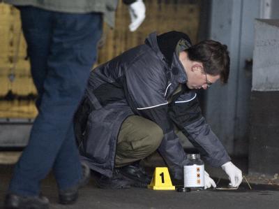 Ein Ermittler des LKA sichert in Berlin Spuren eines vermeintlichen Brandsatzes. Foto: Robert Schlesinger Verdächtiger Gegenstand