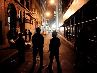 Polizisten überwachten nahegelegene Straßenzüge, um Ausschreitungen zu verhindern. Foto: Justin Lane Occupy Wall Street