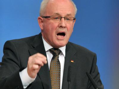 Der CDU-Fraktionsvorsitzende Volker Kauder spricht in Leipzig auf dem CDU-Parteitag. Foto: Peter Kneffel Kauder
