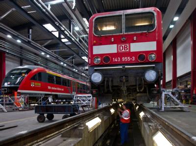 Eine Elektrolokomotive der Baureihe 143 wird gewartet. Die Bahn bereitet sich derzeit intensiv auf den bevorstehenden Winter vor. Foto: Jens Wolf Wintervorbereitungen