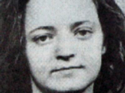 Eine Reproduktion eine Bildes aus der Ostthüringer Zeitung aus dem Jahr 1998 zeigt ein Fahndungsbild von Beate Zschäpe Foto: Frank Doebert/Ostthüringer Zeitung Beate Zschäpe