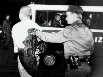 V-Mann Tino Brandt wird am 16.09.1995 durch die Jenaer Polizei nach einem Überfall von Thüringer Nazis auf das Planetarium in Gewahrsam genommen. Insgesamt gab es über 30 Verhaftungen. Die Ermittlungen wurden ein halbes Jahr später von der Staatsanwaltsch V-Mann festgenommen