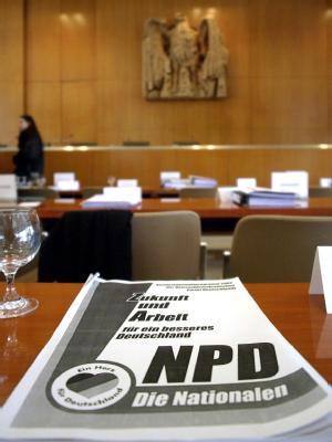 Eine Druckschrift der rechtsextremistischen NPD liegt am 08.10.2002 in einer Verhandlungspause im Bundesverfassungsgericht in Karlsruhe. Archivfoto: Bernd Weissbrod Debatte um NPD-Verbot