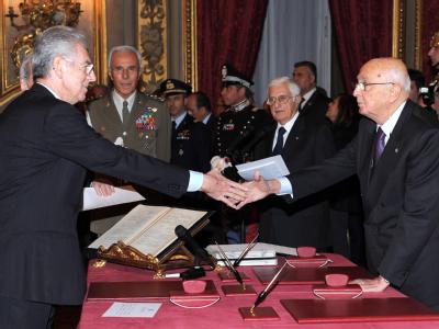 Italiens neuer Ministerpräsident Monti (l) und Staatspräsident Napolitano bei der Vereidigungszeremonie des neuen Kabinetts. Foto: Claudio Onorati Vereidingung