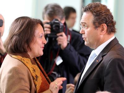 Innenminister Hans-Peter Friedrich (CSU) will Daten über Neonazis in einer neuen Datei sammeln. Bundesjustizministerin Sabine Leutheusser-Schnarrenberger (FDP) ist skeptisch. Foto: Wolfgang Kumm Leutheusser-Schnarrenberger und Friedrich