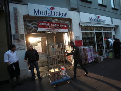 Türkische Händler in der Kölner Keupstraße: Vor sieben Jahren explodierte hier eine Nagelbombe. Foto: Oliver Berg Keupstraße in Köln