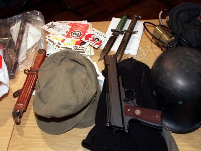 Im Polizeipräsidium in Erfurt werden 1994 bei Hausdurchsuchungen in Wohnungen von Neonazis sichergestellte Waffen präsentiert. Archivfoto: Heinz Hirndorf Waffenfund