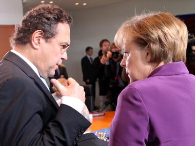 Bundesinnenminister Friedrich im Gespräch mit Bundeskanzlerin Merkel. Foto: Wolfgang Kumm Merkel und Friedrich