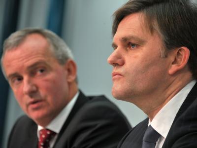 Verfassungsschutzpräsident Hans Wargel und Niedersachsens Innenminister Uwe Schünemann haben eine schwere Fahndungspanne eingeräumt. Foto: Jochen Lübke Panne bei Terrorfahndung
