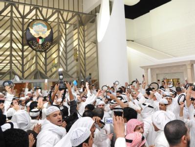 Oppositionsanhänger haben das Parlamentsgebäude in Kuwait-Stadt gestürmt. Foto: Raed Qutena Gestürmtes Parlamentsgebäude in Kuwait